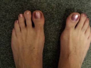 Your sexy feet turn me on... would love to suck your toes and lick your feet all over