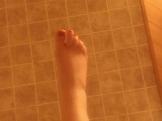 GF showing me her sexy feet and toes while bathing. Knowing it\'s gets me all horned up