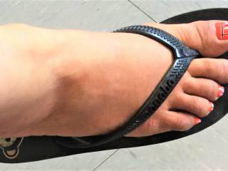 ...Ouk would tease any foot fetish guy like this !!!!