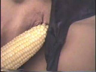 i wanna taste that ear of corn and watch hubby give u his real cock wghile i masturbate