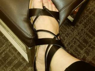 Pretty toes in sandals