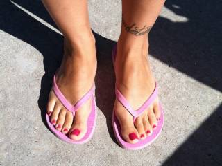 Pretty painted toes...may I cum on them???