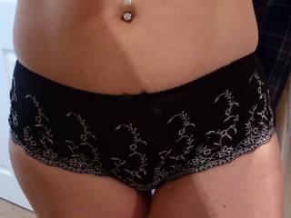 I'm enjoying looking at your bulging pussy in your panties ... love to pull em down and give it a good licking and fingering xx
