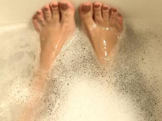 Her sexy toes in the bathtub