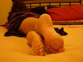 O ther footlover\'s out there on zoig will enjoy this view ...the ankle crossed like this shows of  Phuong\'s wrinkled  so dam good !! What do YOU thnk ????