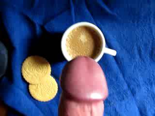 Dedicated to some beautiful swallowing girls shellyins8iable, lordofthetrance, Brasil83, foodchain11, texslut, adamnlaura ... and .. Here you get some cream for the coffee.
Café crème façon maison...