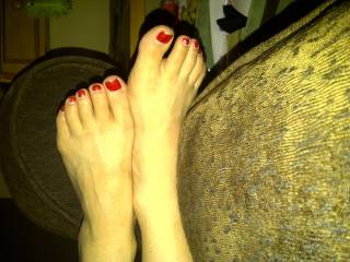 My girlfriend\'s pretty feet. What do you  think?