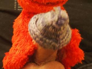 Elmo needs to keep his head warm, now the weather is getting colder......