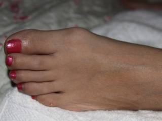 such a beautiful foot..and those toes need to be sucked so bad..mmmm