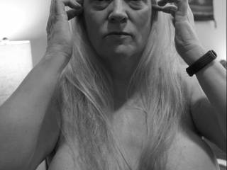 Femme Sexuelle - Noir et Blanc Classique: "Making My Long Hair Perfect For You"