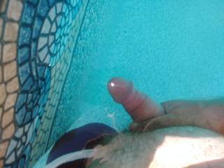 Lonely in pool. Who wanna join? BBW s especially welcome ;)