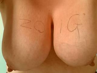 Wish you would lean over and put my cock in between those beautiful large tits and wank me off all over that pretty face. Mm
gary xx