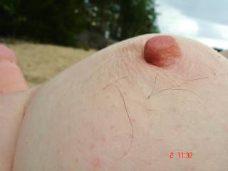 mmm, hairy nipples ! i wanna suck them and cum all over them !