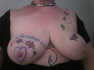 A Zoig friend asked me to write his name on my boob ... I did my best ..!😁