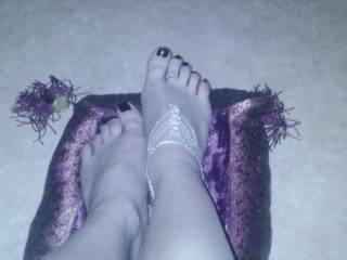 love to lick and suck your pretty toes and cum all over your feet...mmmmmmm