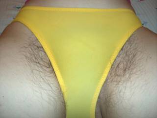 i love hairy pussy !!! u'r pics make me jerk my cock ! i would love to cum all over u'r sexy hairy pussy !