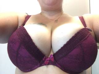 damn right...it looks awesome filled with those huge tits