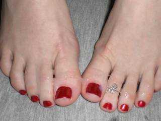 MMM yes I do! I'd love to lick, kiss, nibble, suck and fondle those lovely toes and hot feet ;-P Love to feel your toes wrapped around my hard dick as I cum ;-)