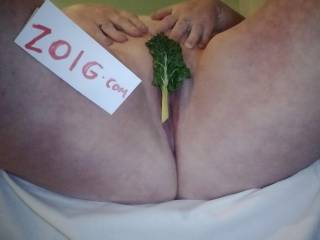 This little leafy green felt so good on my hot pussy ... 
What do u think?