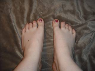 very sexy toes, would love to have my hubby to squirt a big hot load of cum on them so i could suck and lick them clean!!
Mrs. Mac