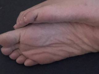 Ouk\'s feet were rather dry during her pregnancy , as you will see in this clip ,,i got some  nice close up\'s of them , where you can see the individual lines on her soles from the dryness!!!!
..feel free to comment.. and enjoy !!