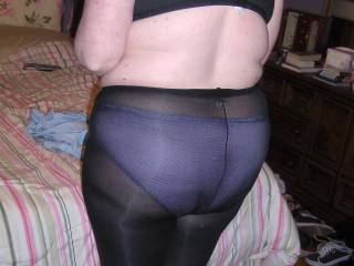 A nice Full shot of her Ass in pantyhose!
She would like some cum on her pantyhose covered Ass