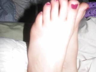 pretty feet! i wanna suck your toes!!!