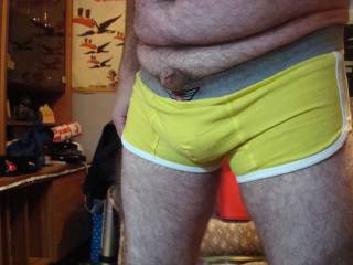 HEADS UP IN YELLOW BOXER
