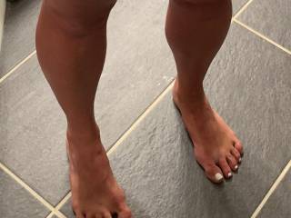 who wants to cum down my legs and feet?