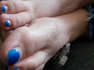 My wifes feet she loves to see vids and pics of guys cumming on them please feel free to tibute them