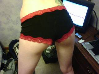 these are my mans fav. pair of undies.. how do u think i look in them