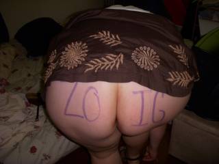 Jen\'s ass in her skirt. I love when she wears a skirt with no panties