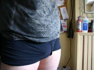 thats a nice big bulge in those boxers, looks like its trying to break out with a big hardon