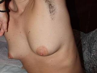 very hot wife !!! love her hairy armpits, love natural hairy girls. u are so lucky man. superbe pozele voastre