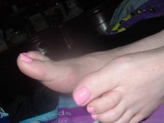 love to suck them pretty pink toes !