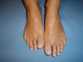 Very very sexy feet/toes! Love to suck on your sexy toes and cum on your feet and lick them clean!